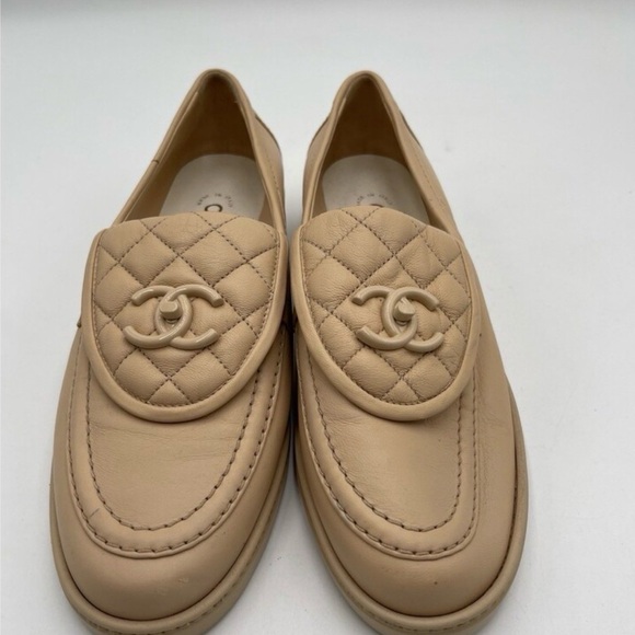 CHANEL 24C LAMBSKIN BEIGE LOAFERS W/TONAL LOCK-WORN ONCE! SIZE 39 - Picture 2 of 6